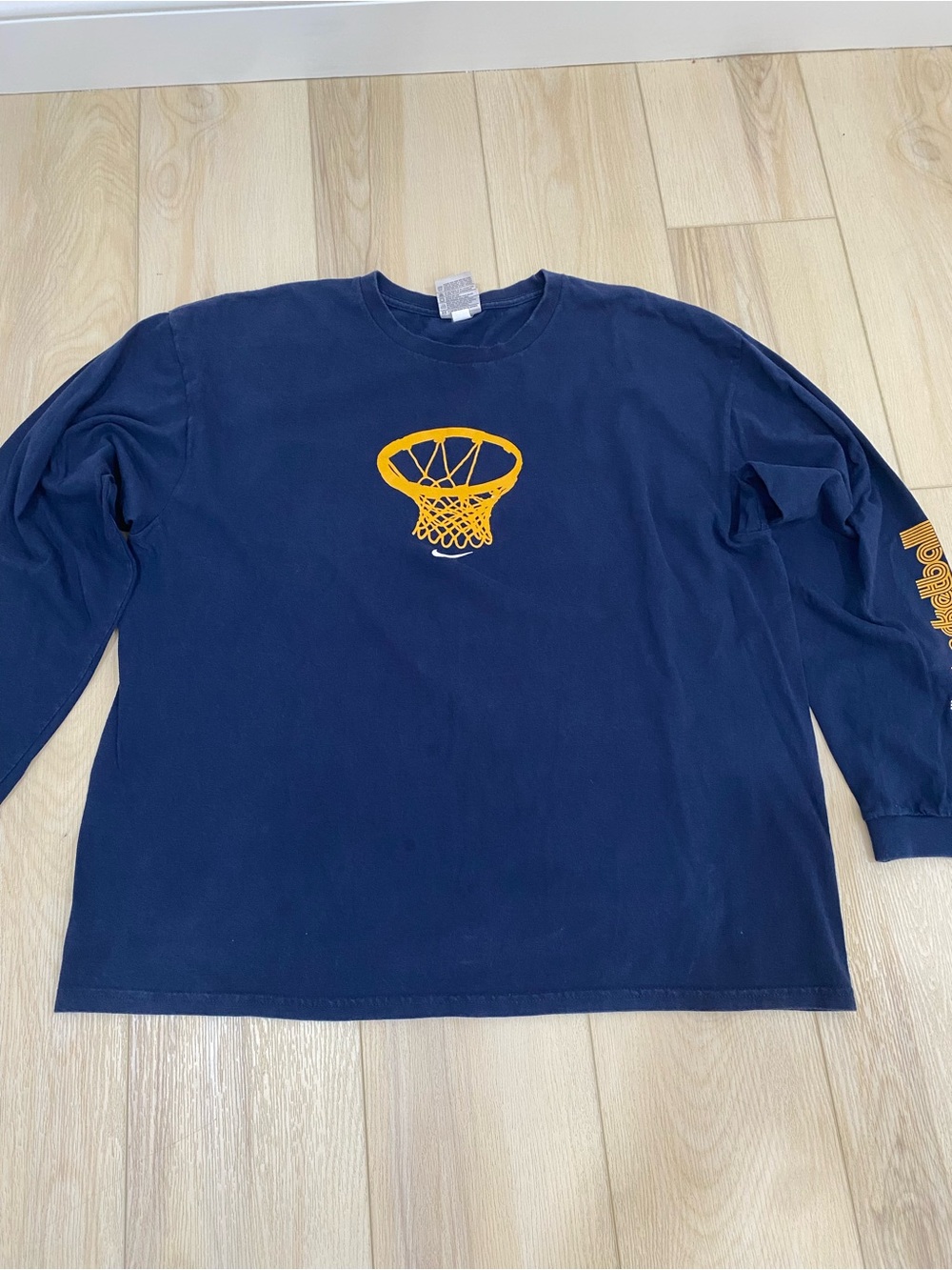 Nike Basketball Center Swoosh Y2K Men’s XL Long Sleeve Shirt